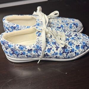 Easy Spirit AP1 Women’s Oxford in Blue and White Floral Pattern